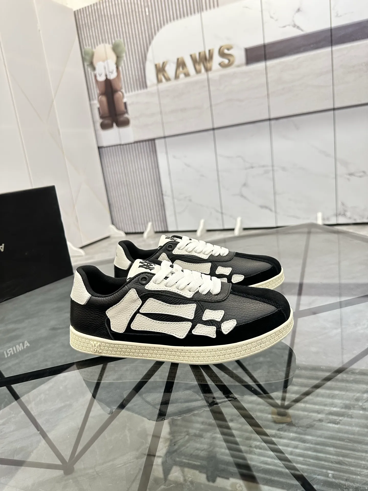 Men's shoes: 💰P420¥ Product trademark: AMIRI* "Amir*" low-top casual shoes Regular size: 38-45 (can be customized to 46) Product material: imported nubuck leather upper, breathable lining, original outsole. Number: 001